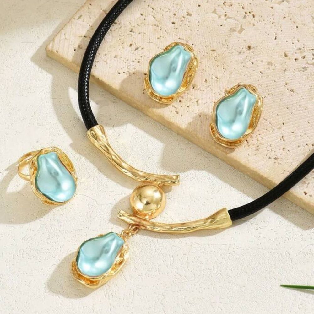 Elegant Gold and Blue necklace R195